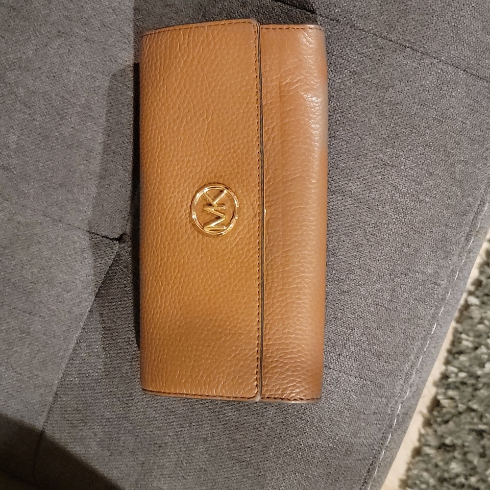 This item did not sell. I still have.... MICHAEL KORS LADIES WALLET